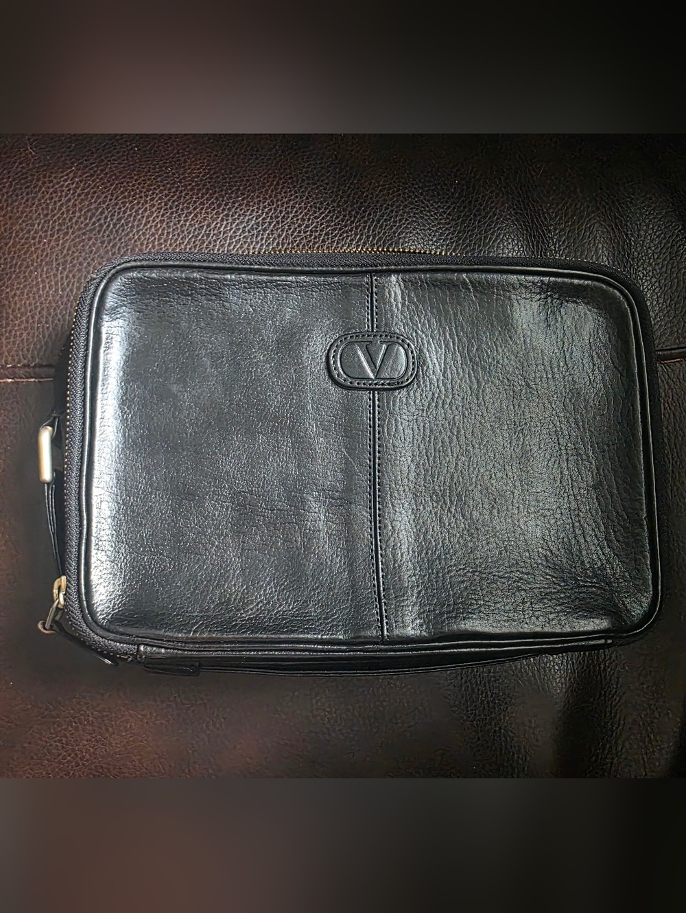 Valentino Garavani Black Leather Bag: Clutch, Dopp, or Organizer - Picture 3 of 10
